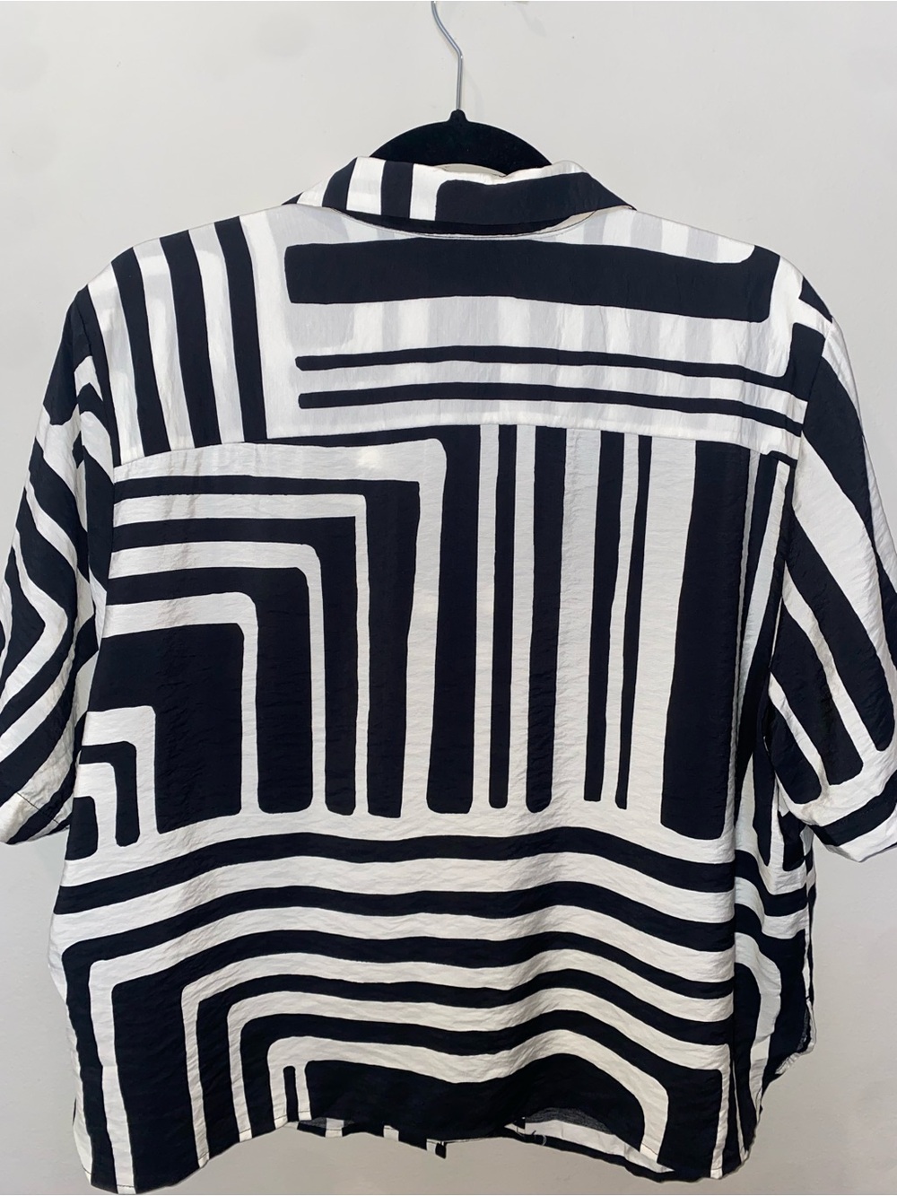 H&M Black and White Geometric Short-Sleeve Button-Up Cropped Shirt - Picture 5 of 5